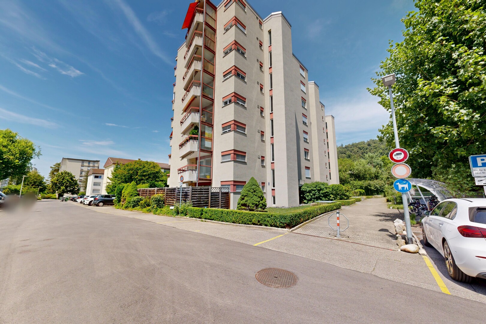 außenansicht mit day time, apartment complex view, blick auf wohnanlage, und parkplatz