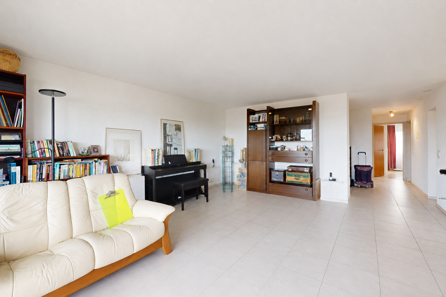 wohnzimmer mit inside property, drywall, gipskartonwand, und light floor
