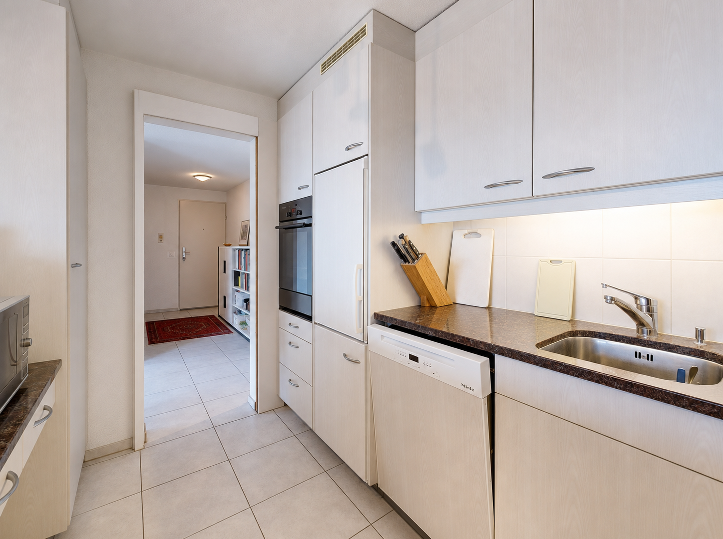 küche mit dark countertops, stein arbeitsplatten, stone countertops, geschirrspülmaschine, und ofen