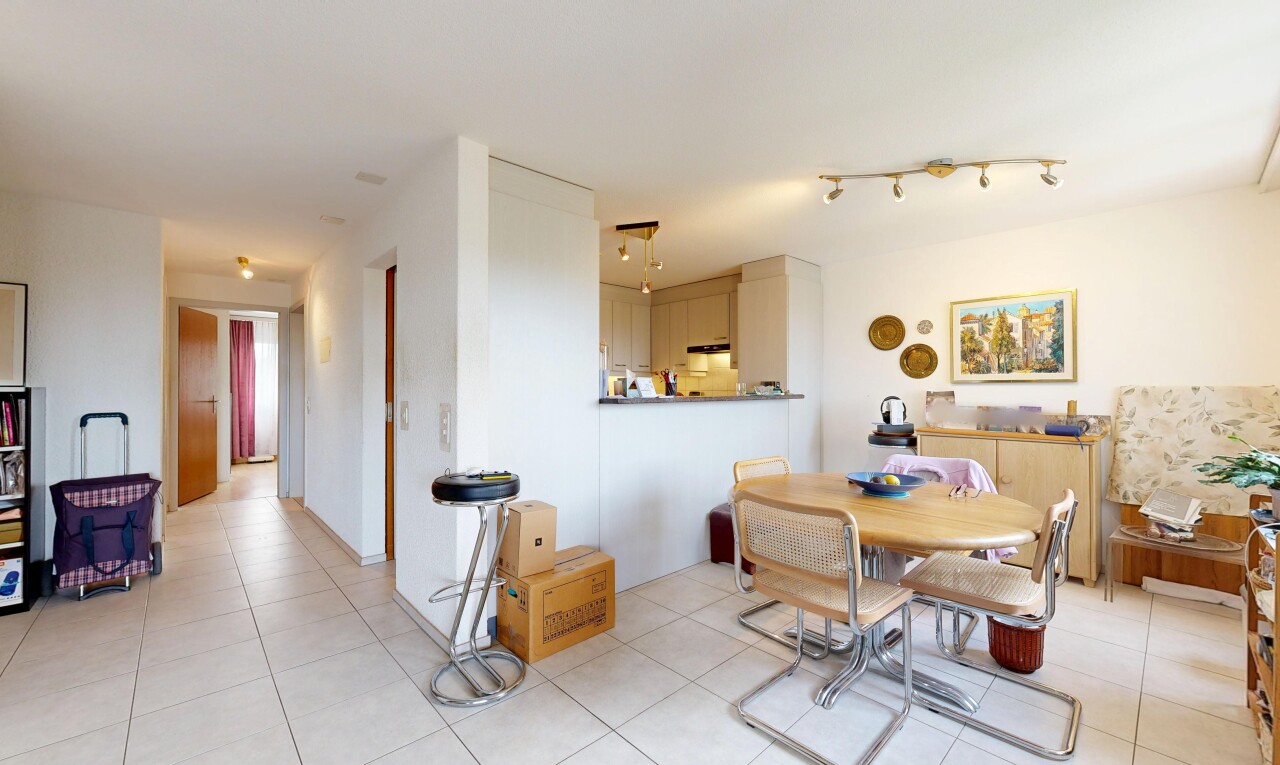 esszimmer mit drywall, gipskartonwand, inside property, light floor, und tile floor
