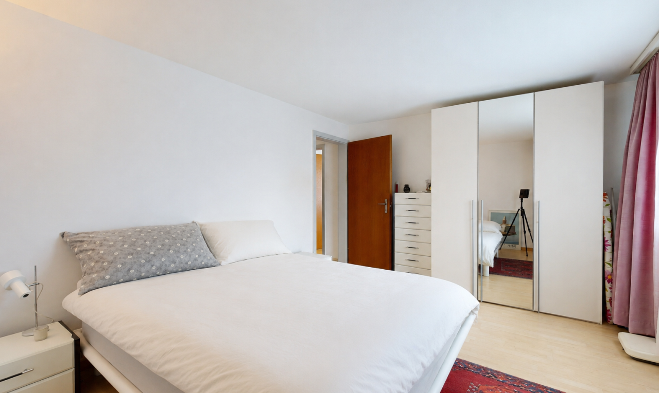 zimmer / schlafzimmer mit inside property, kleiderschrank, gipskartonwand, drywall, und holzfußboden
