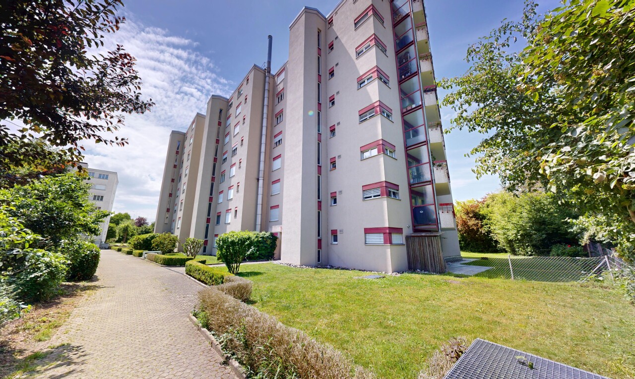 außenansicht mit blick auf wohnanlage, apartment complex view, from community, und day time