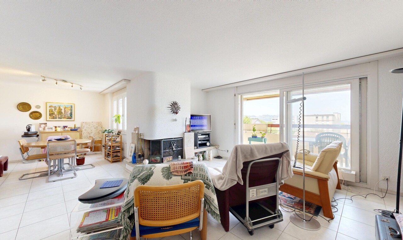 wohn- / esszimmer mit tile floor, fliesenboden, inside property, drywall, und gipskartonwand