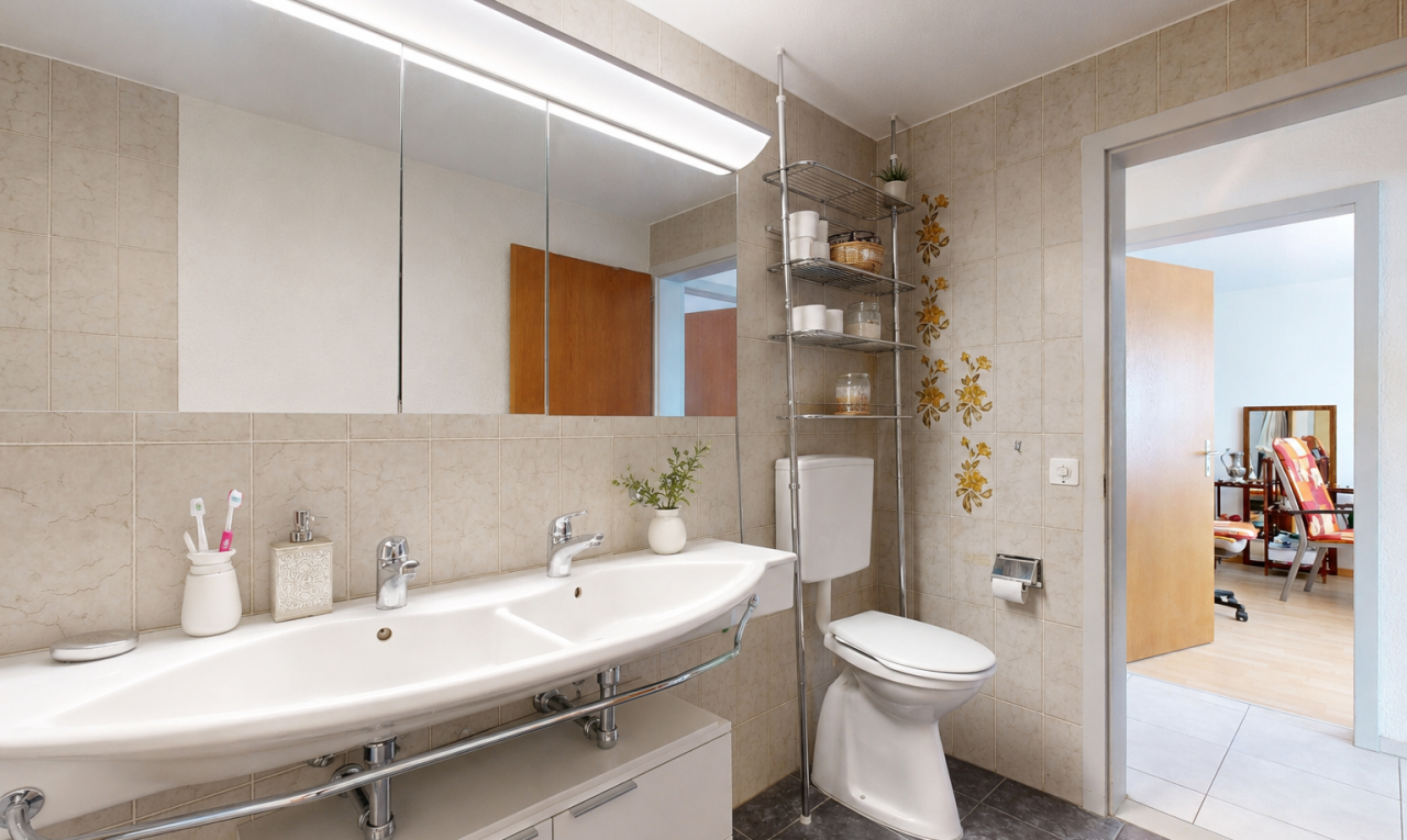 bad mit fliesenwand, tile wall, toilette, inside property, und küchenrückwand beim herd