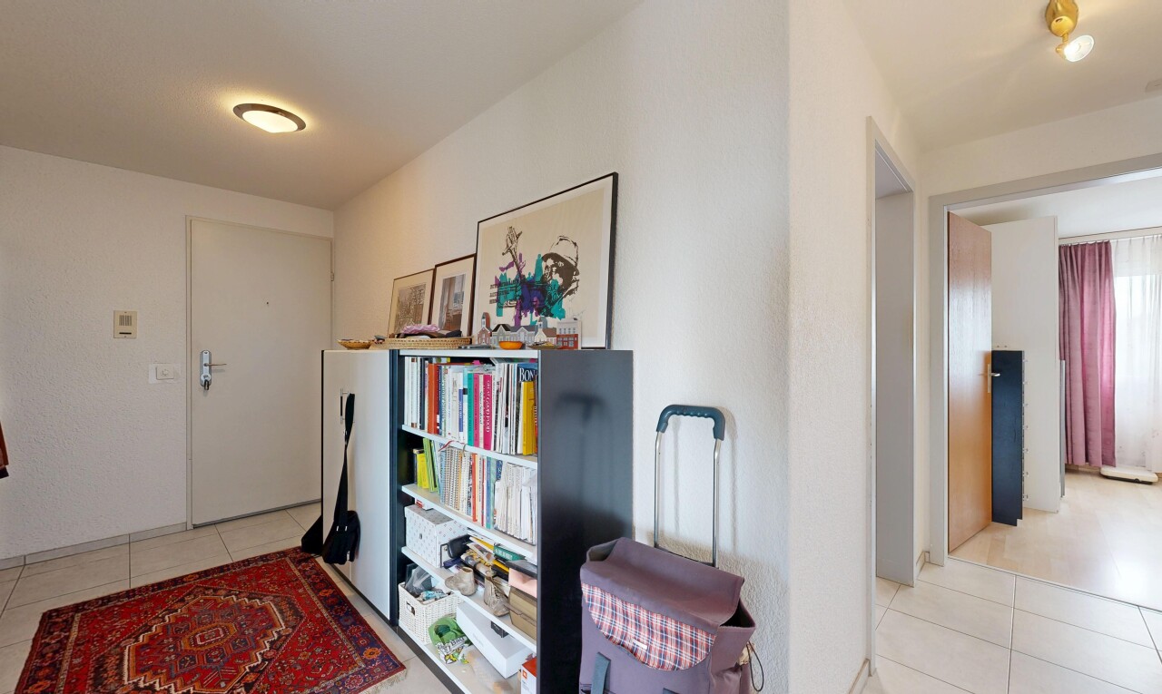 halle / korridor mit light floor, fliesenboden, tile floor, inside property, und gipskartonwand