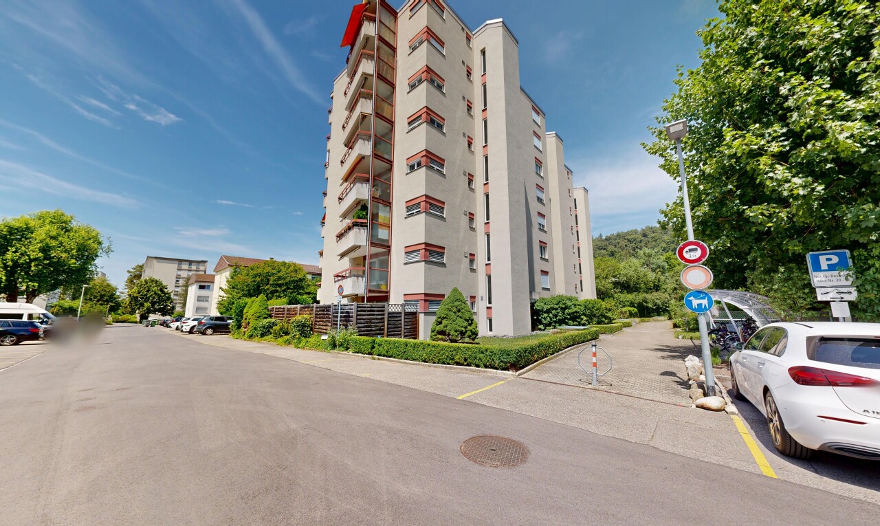 außenansicht mit day time, apartment complex view, blick auf wohnanlage, und parkplatz