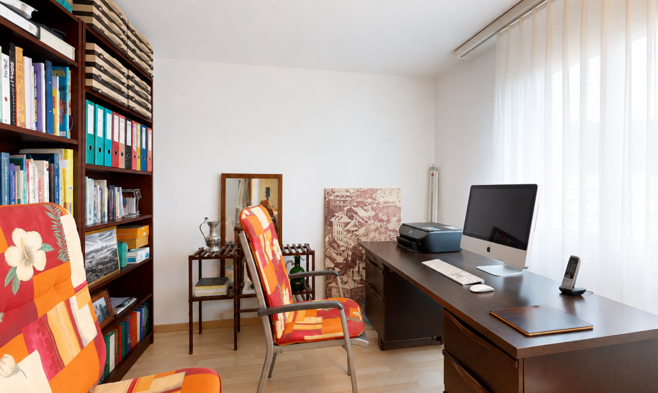 büro mit inside property, holzfußboden, wood finish floor, gipskartonwand, und drywall