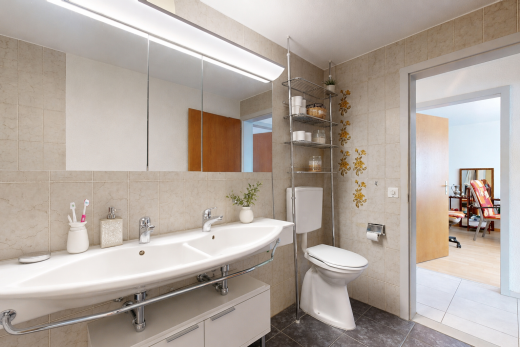 bad mit fliesenwand, tile wall, toilette, inside property, und küchenrückwand beim herd