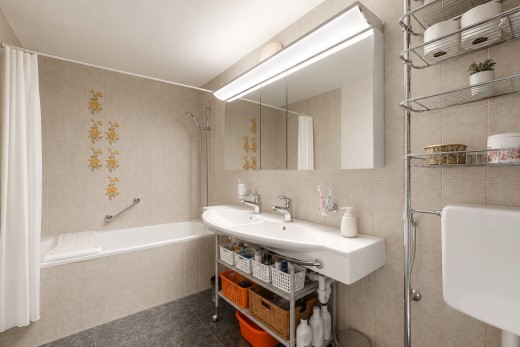 salle de bains avec mur en carrelage, tile wall, miroir, inside property, et douche-bain combinés