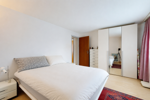 chambre avec inside property, placard, cloison sèche, drywall, et sol en finition bois