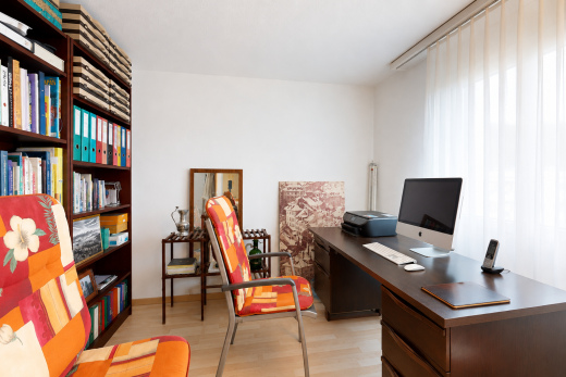 büro mit inside property, holzfußboden, wood finish floor, gipskartonwand, und drywall