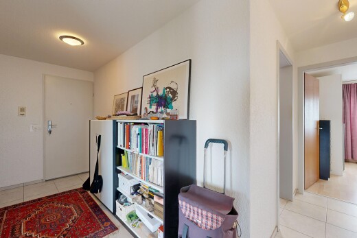 couloir avec light floor, sol en carrelage, tile floor, inside property, et cloison sèche