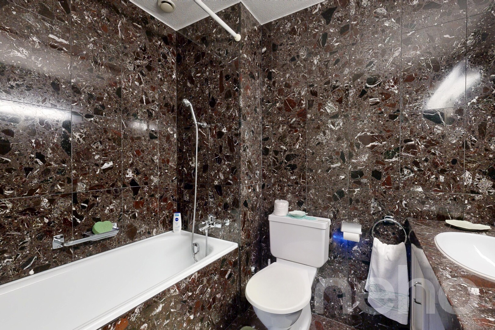 bad mit schminktisch, komplettes badezimmer, kombiniertes bad / dusche, waschbecken, und toilette