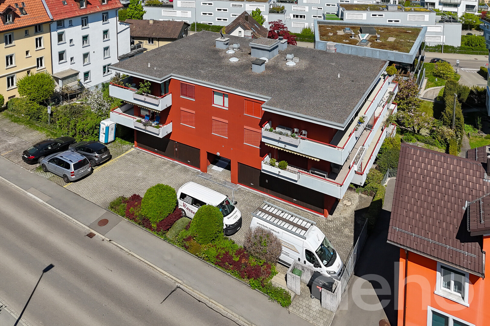außenansicht mit parkplatz