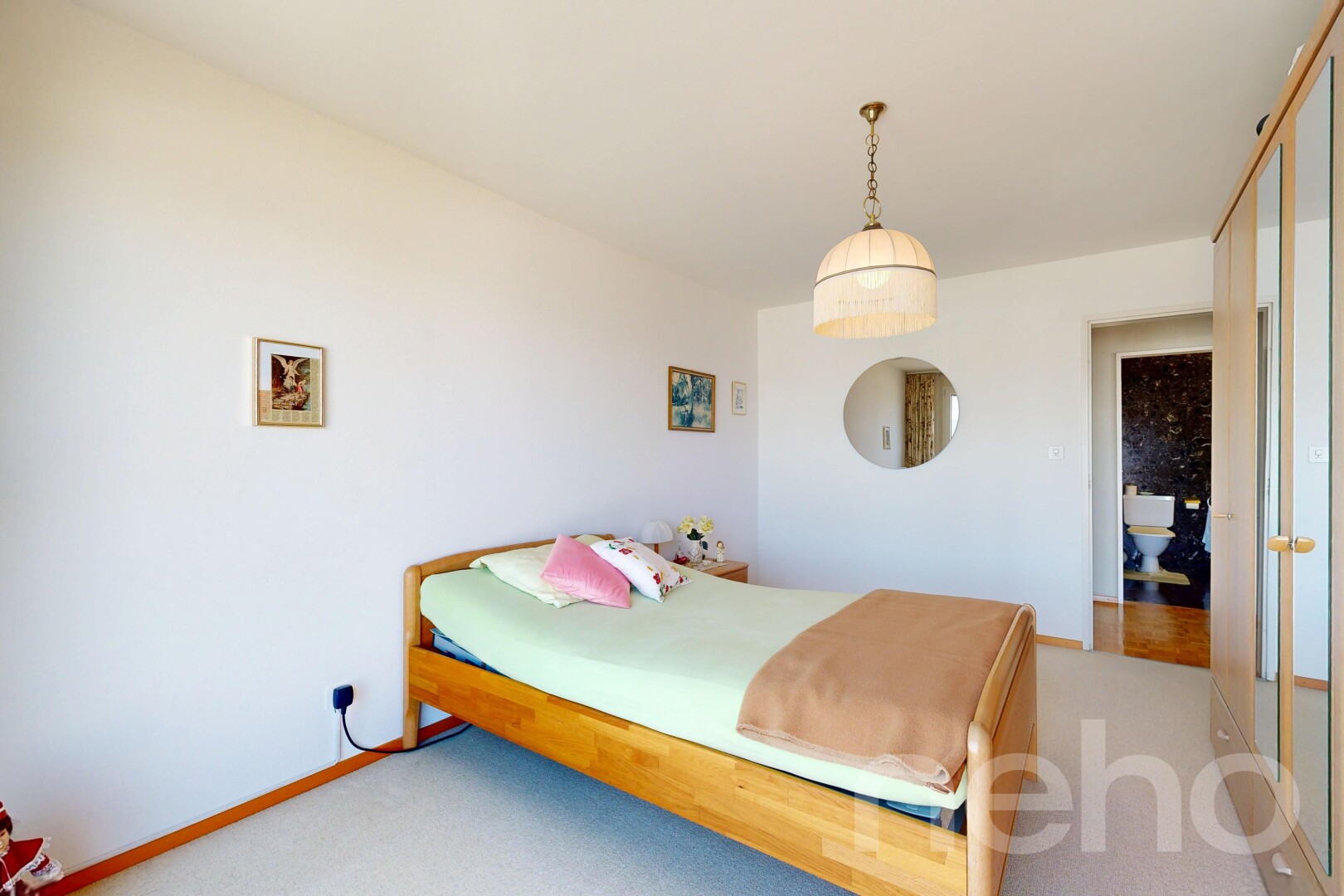 zimmer / schlafzimmer mit gipskartonwand, drywall, inside property, teppich, und carpet