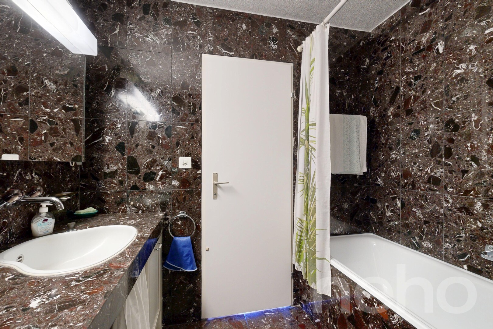 bad mit fliesenwand, tile wall, waschbecken, kombiniertes bad / dusche, und schminktisch