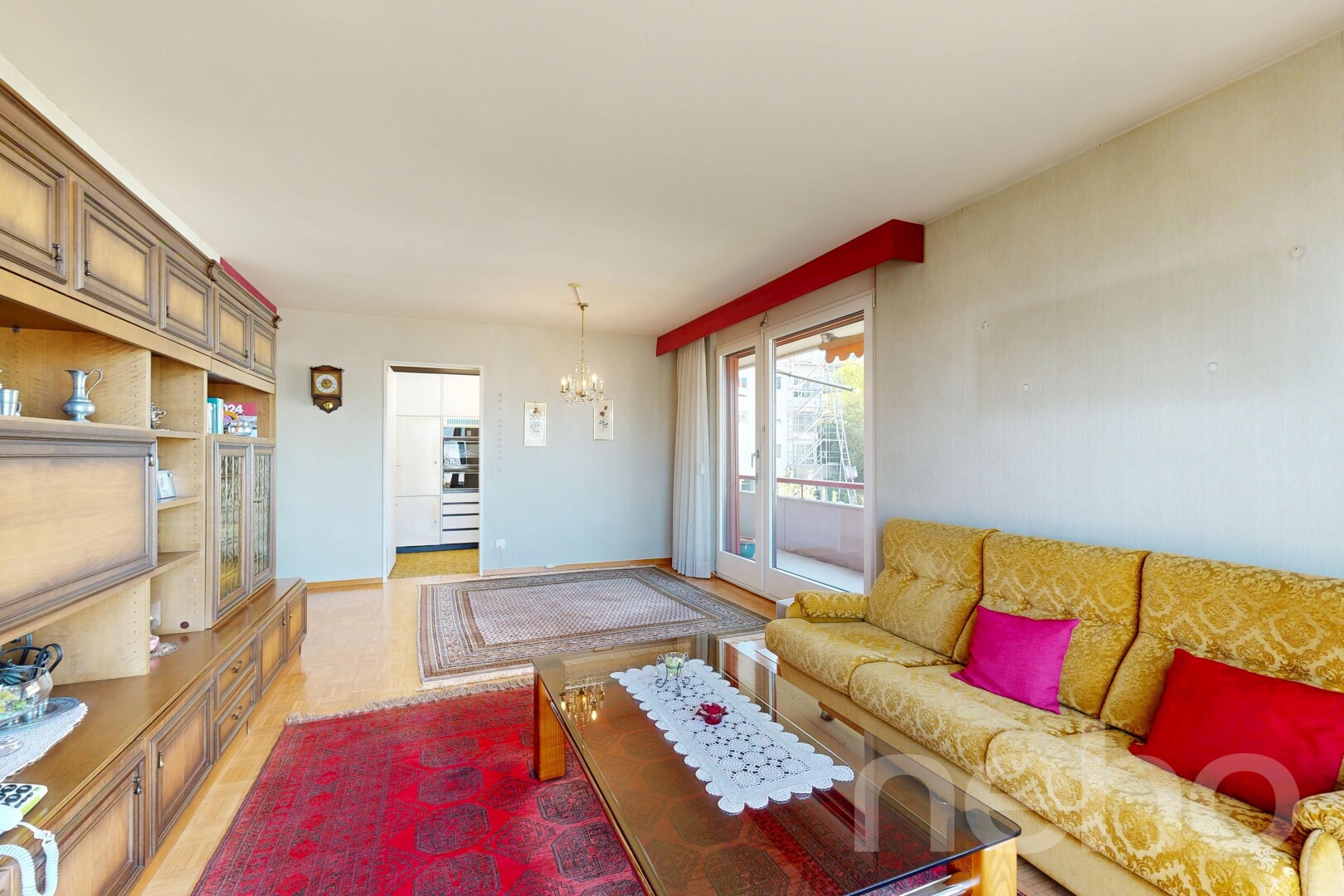 wohnzimmer mit inside property, bemerkenswerter kronleuchter, gipskartonwand, drywall, und natürliches licht