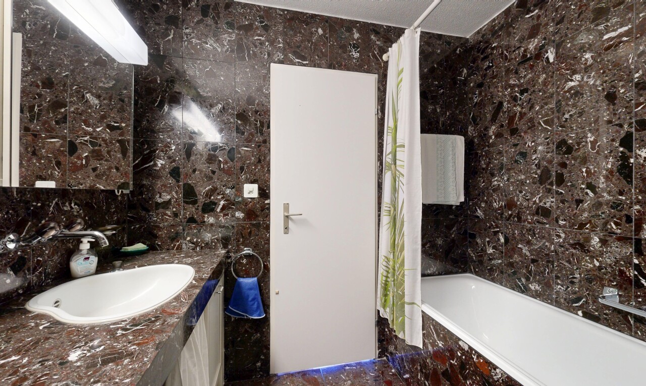 bad mit fliesenwand, tile wall, waschbecken, kombiniertes bad / dusche, und schminktisch
