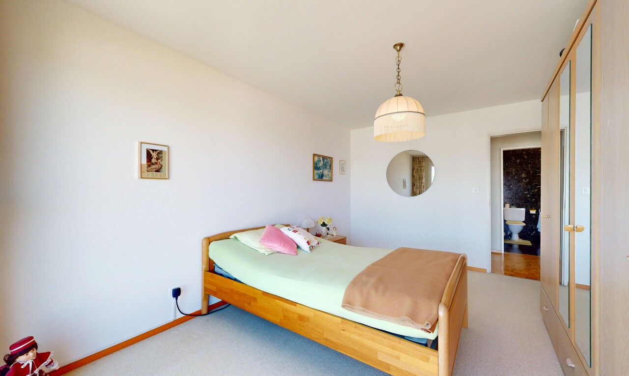 zimmer / schlafzimmer mit gipskartonwand, drywall, inside property, teppich, und carpet