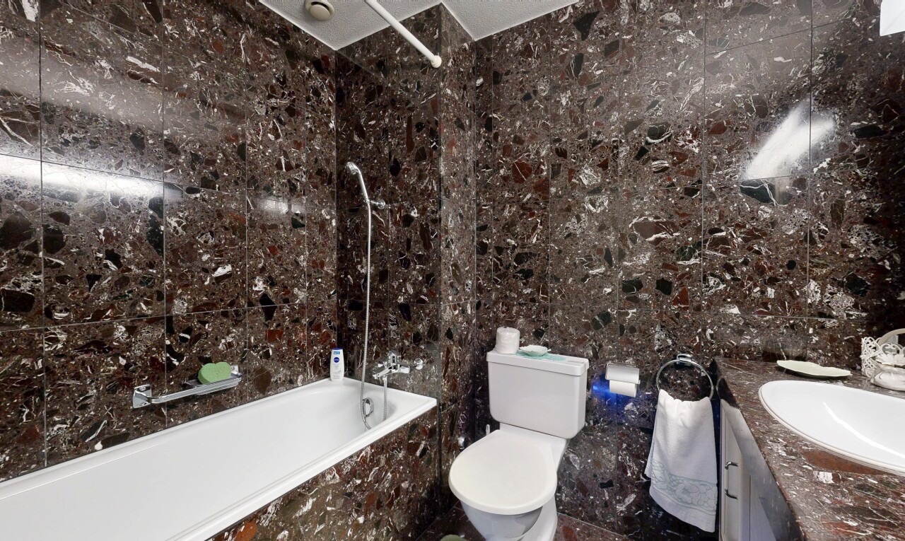 bad mit schminktisch, komplettes badezimmer, kombiniertes bad / dusche, waschbecken, und toilette