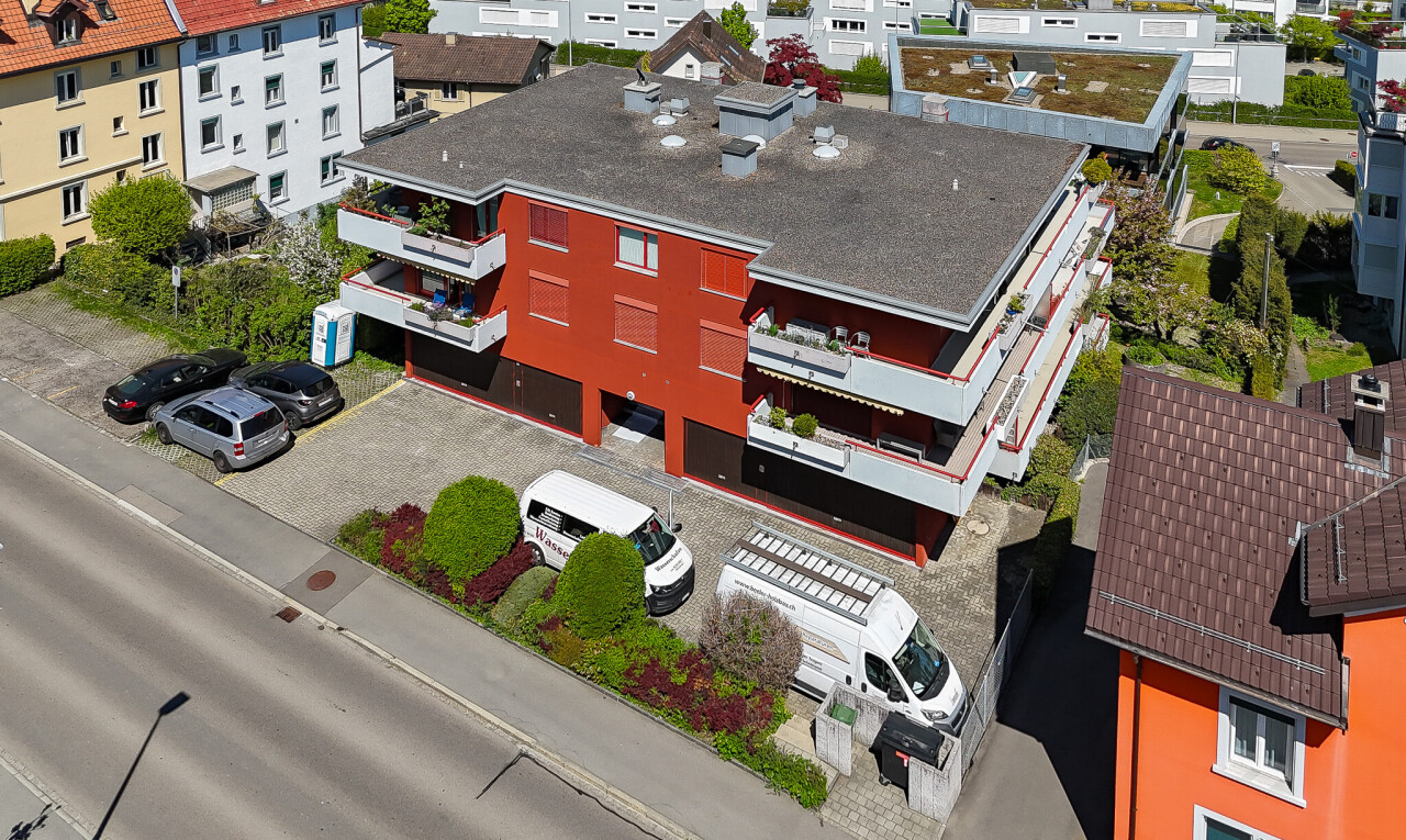 außenansicht mit parkplatz