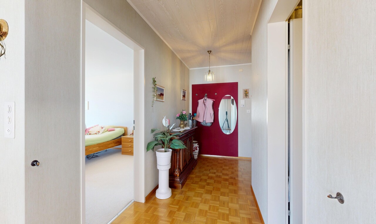 halle / korridor mit parquet floor, wood finish floor, holzfußboden, inside property, und crown molding