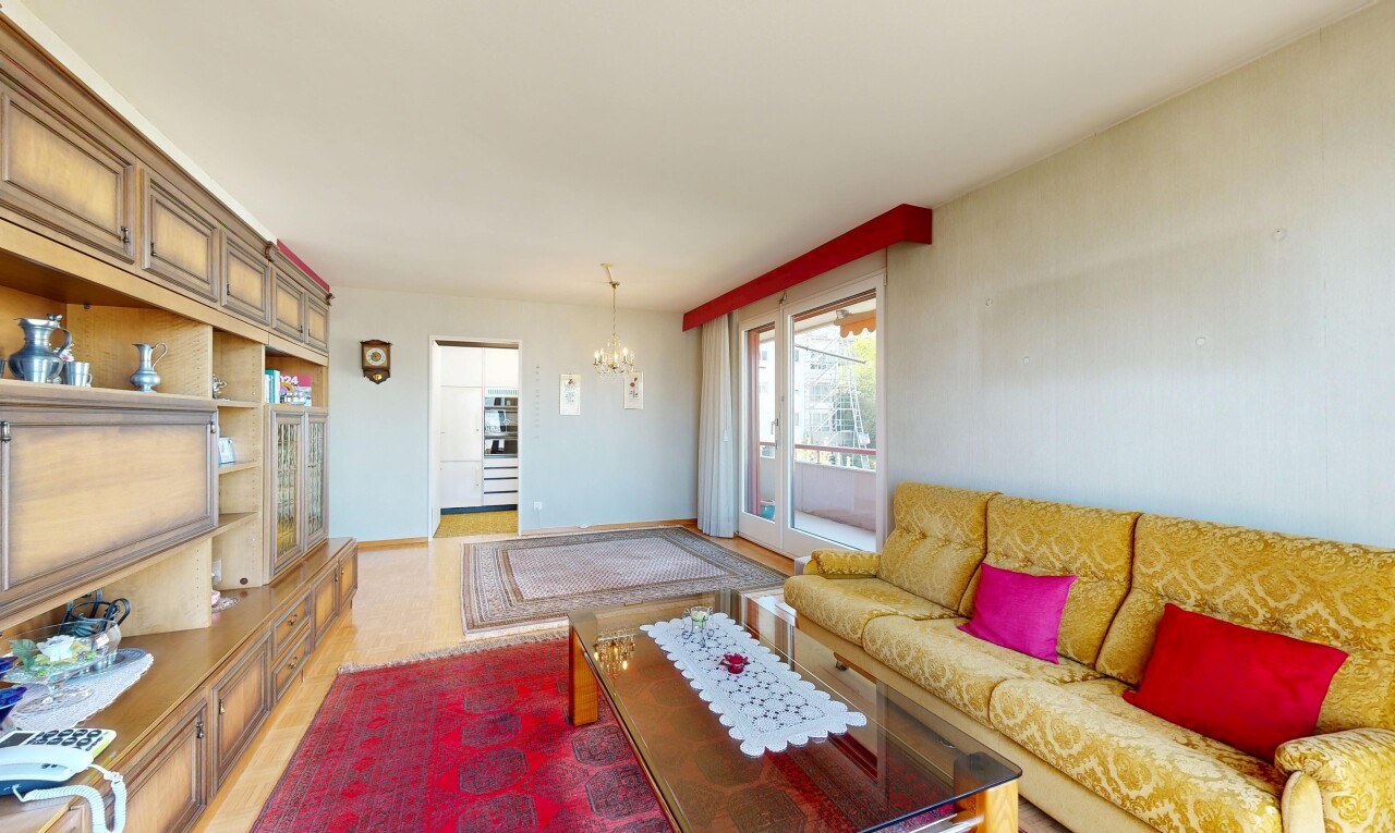 wohnzimmer mit inside property, bemerkenswerter kronleuchter, gipskartonwand, drywall, und natürliches licht