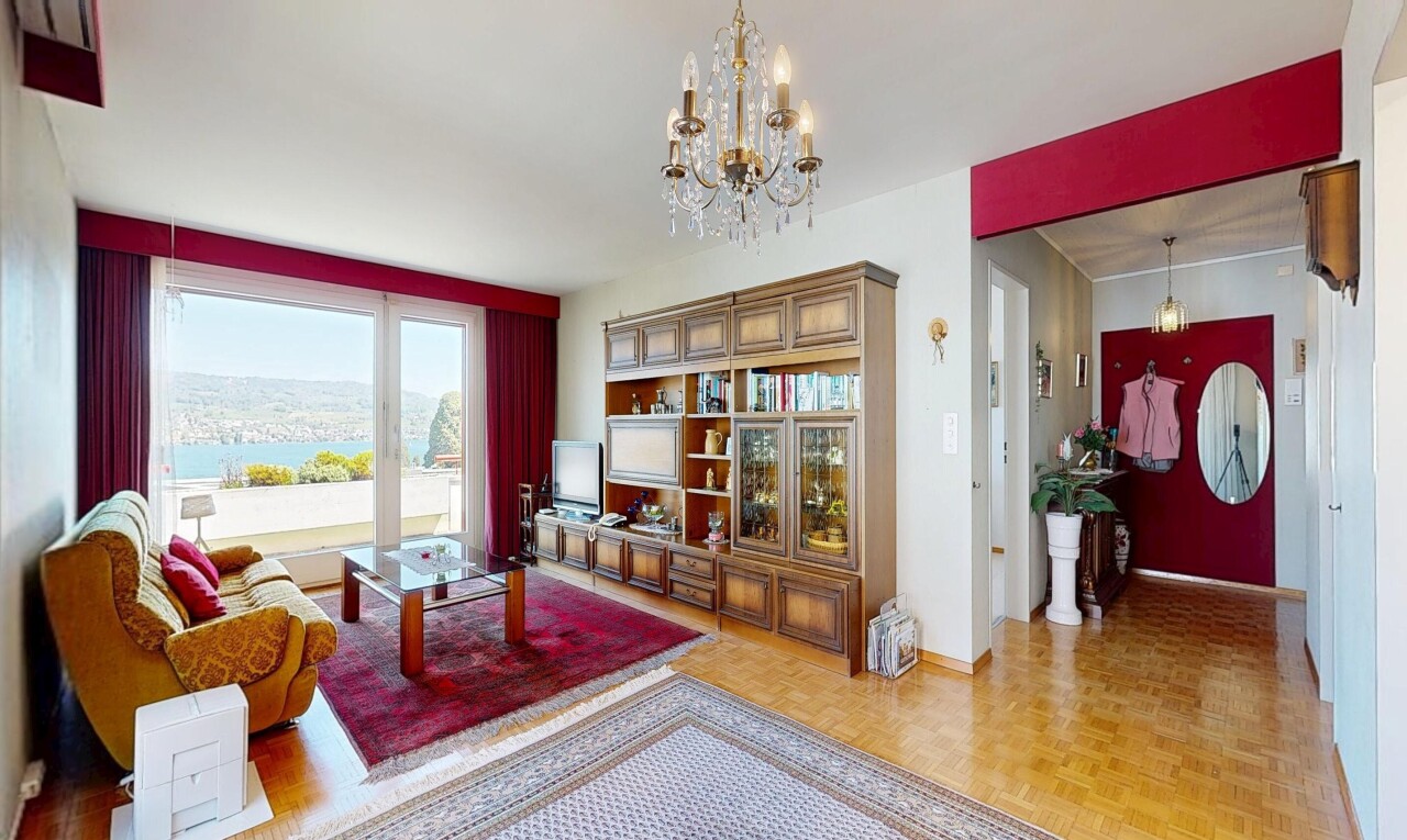 wohnzimmer mit parquet floor, wood finish floor, holzfußboden, inside property, und bemerkenswerter kronleuchter