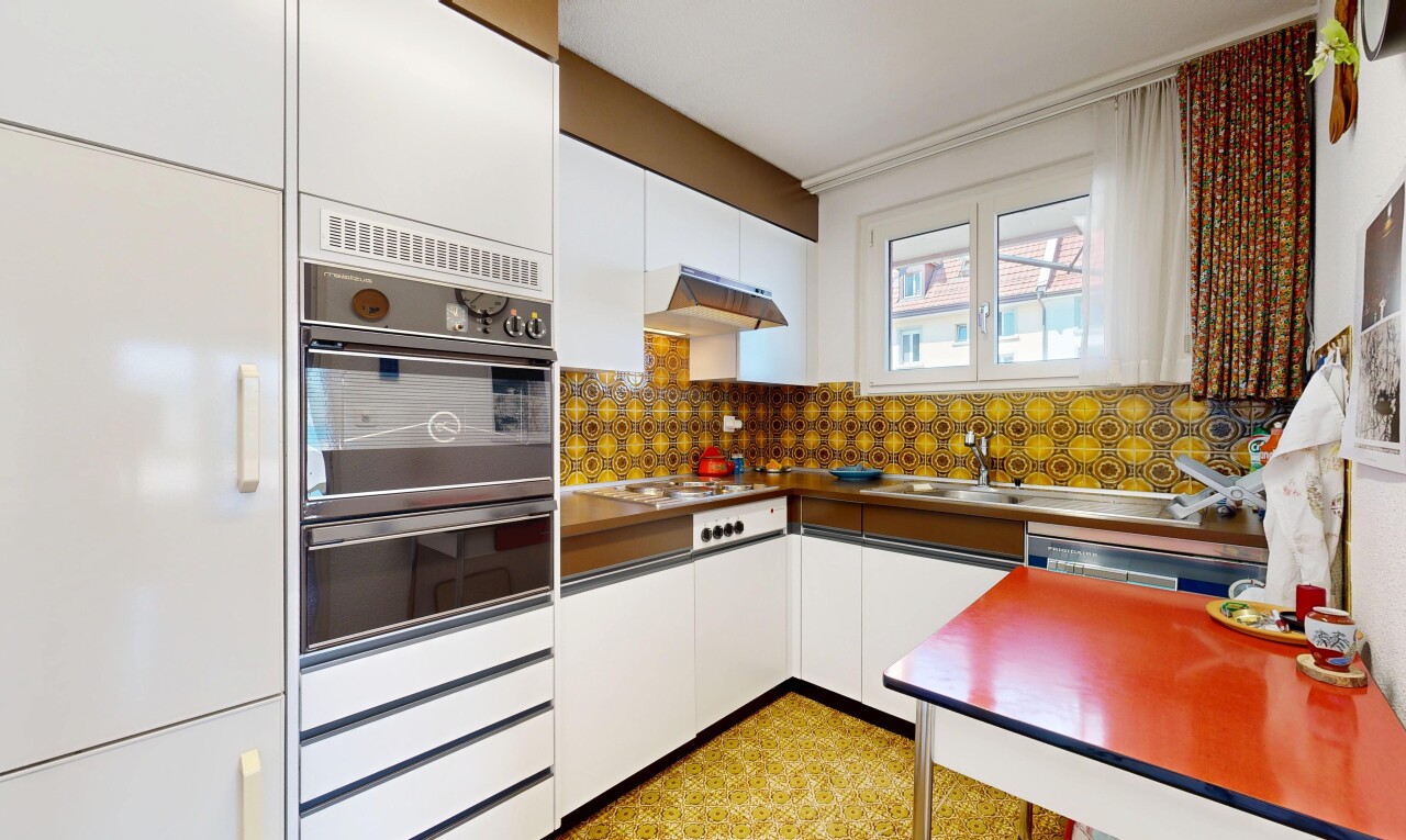 küche mit weiße schränke, white cabinets, ofen, kühlschrank, und warmhalteschublade