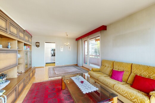 wohnzimmer mit inside property, bemerkenswerter kronleuchter, gipskartonwand, drywall, und natürliches licht