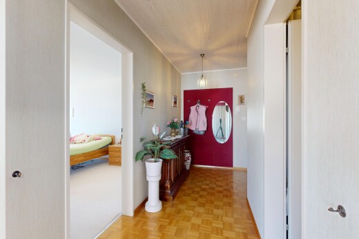 halle / korridor mit parquet floor, wood finish floor, holzfußboden, inside property, und crown molding