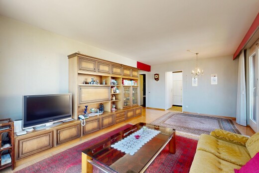 wohnzimmer mit fernseher, inside property, gipskartonwand, drywall, und bemerkenswerter kronleuchter