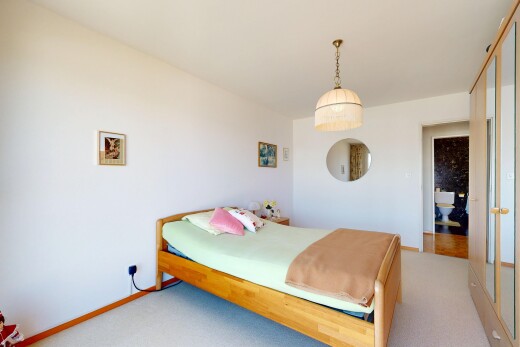 zimmer / schlafzimmer mit gipskartonwand, drywall, inside property, teppich, und carpet