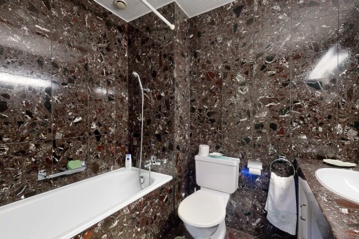 bad mit schminktisch, komplettes badezimmer, kombiniertes bad / dusche, waschbecken, und toilette