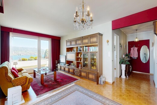 wohnzimmer mit parquet floor, wood finish floor, holzfußboden, inside property, und bemerkenswerter kronleuchter