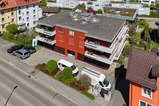 außenansicht mit parkplatz