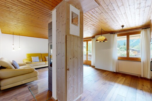 salon avec wood ceiling, plafond en bois, wood finish floor, sol en finition bois, et inside property