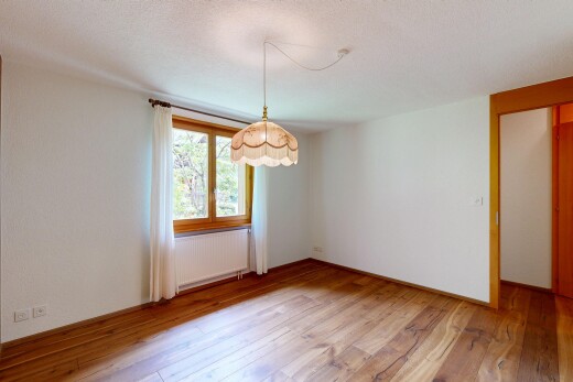pièce vide avec sol en finition bois, wood finish floor, inside property, lumière naturelle, et natural light