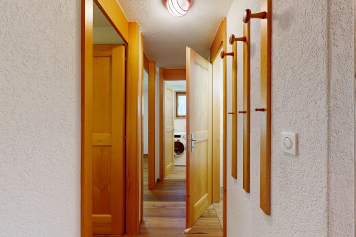 couloir avec textured wall, mur texturé, wood finish floor, sol en finition bois, et textured ceiling