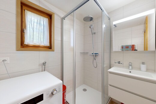 salle de bains avec mur en carrelage, tile wall, salle de bain complète, douche, et lavabo (ou coiffeuse selon le contexte)