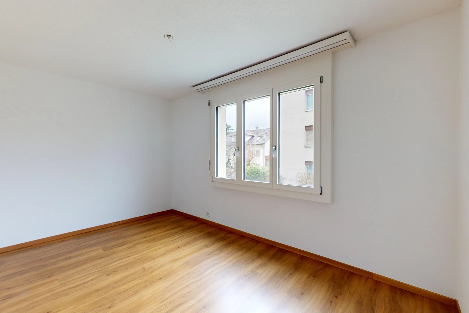 pièce vide avec lumière naturelle et plancher de bois