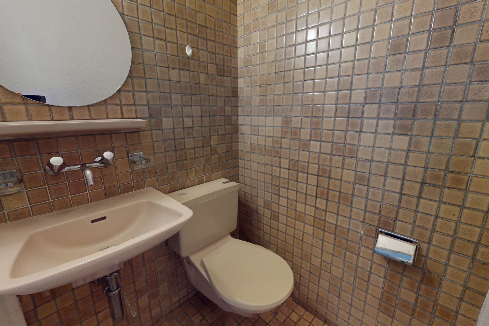 salle de bains avec miroir, toilettes, carrelage, mur carrelé, et vasque
