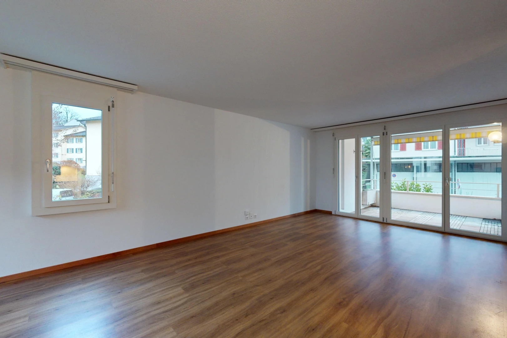 pièce vide avec lumière naturelle et plancher de bois