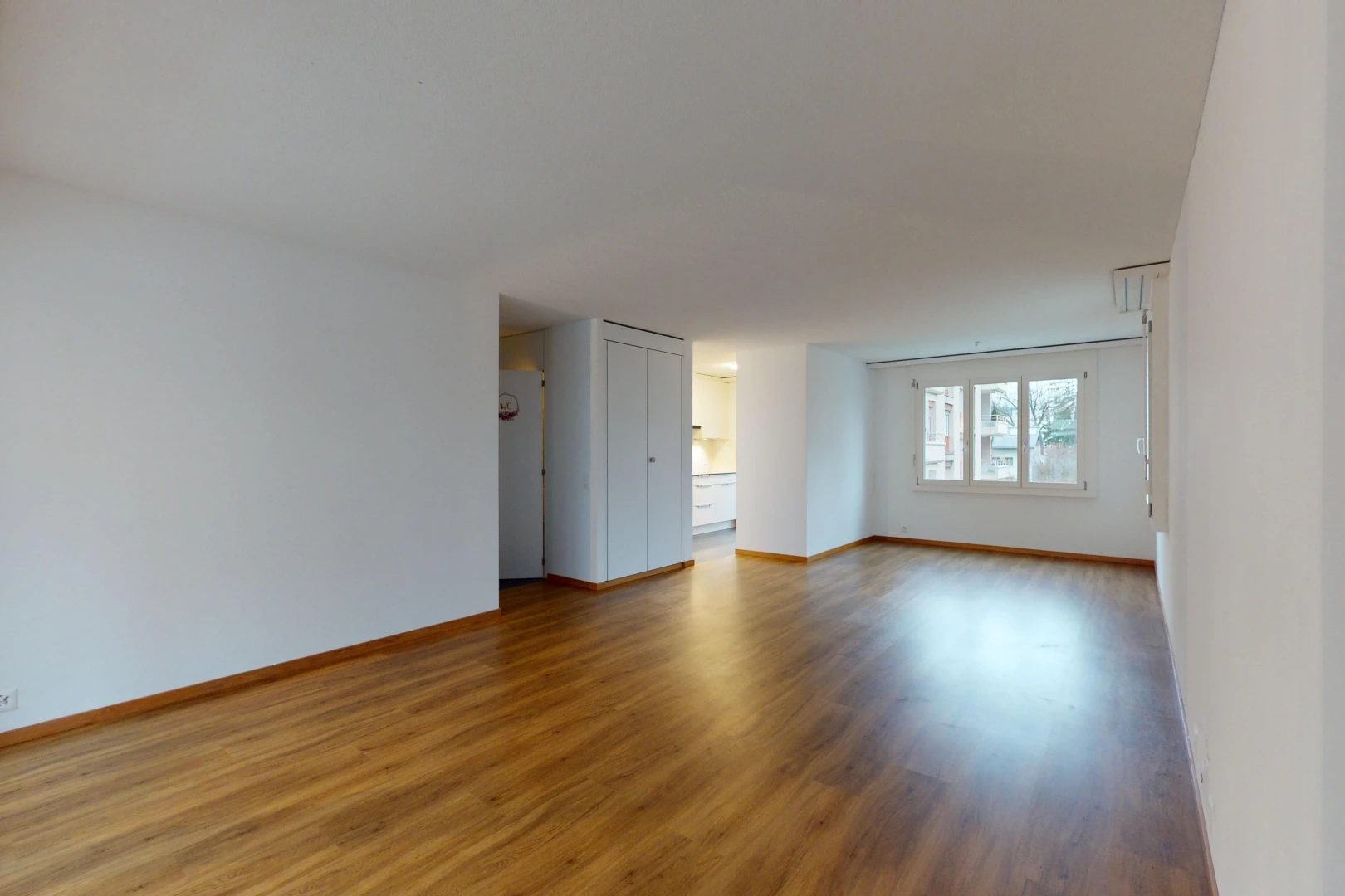 pièce vide avec plancher de bois et lumière naturelle