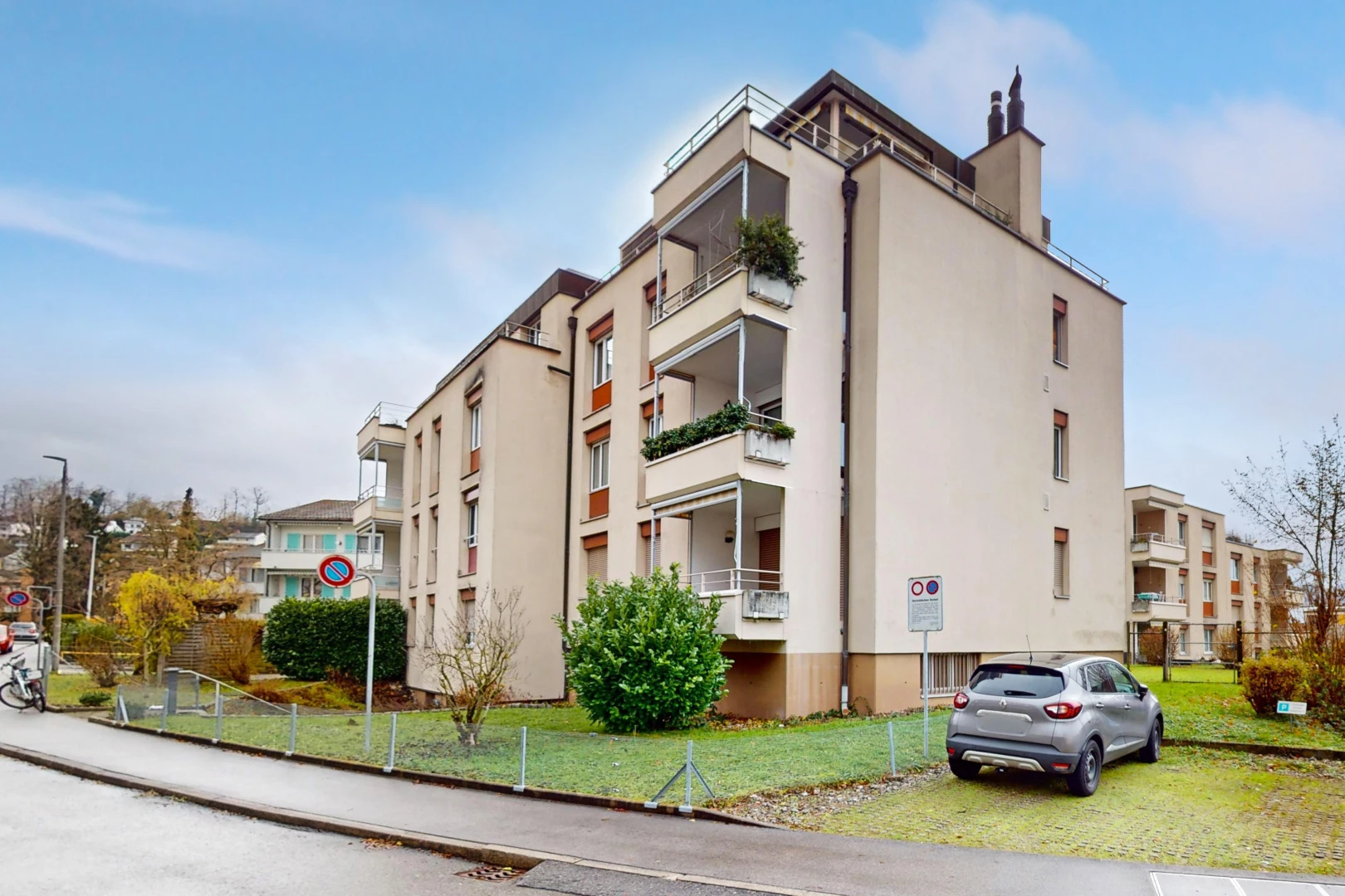 extérieur du bâtiment avec clôture
