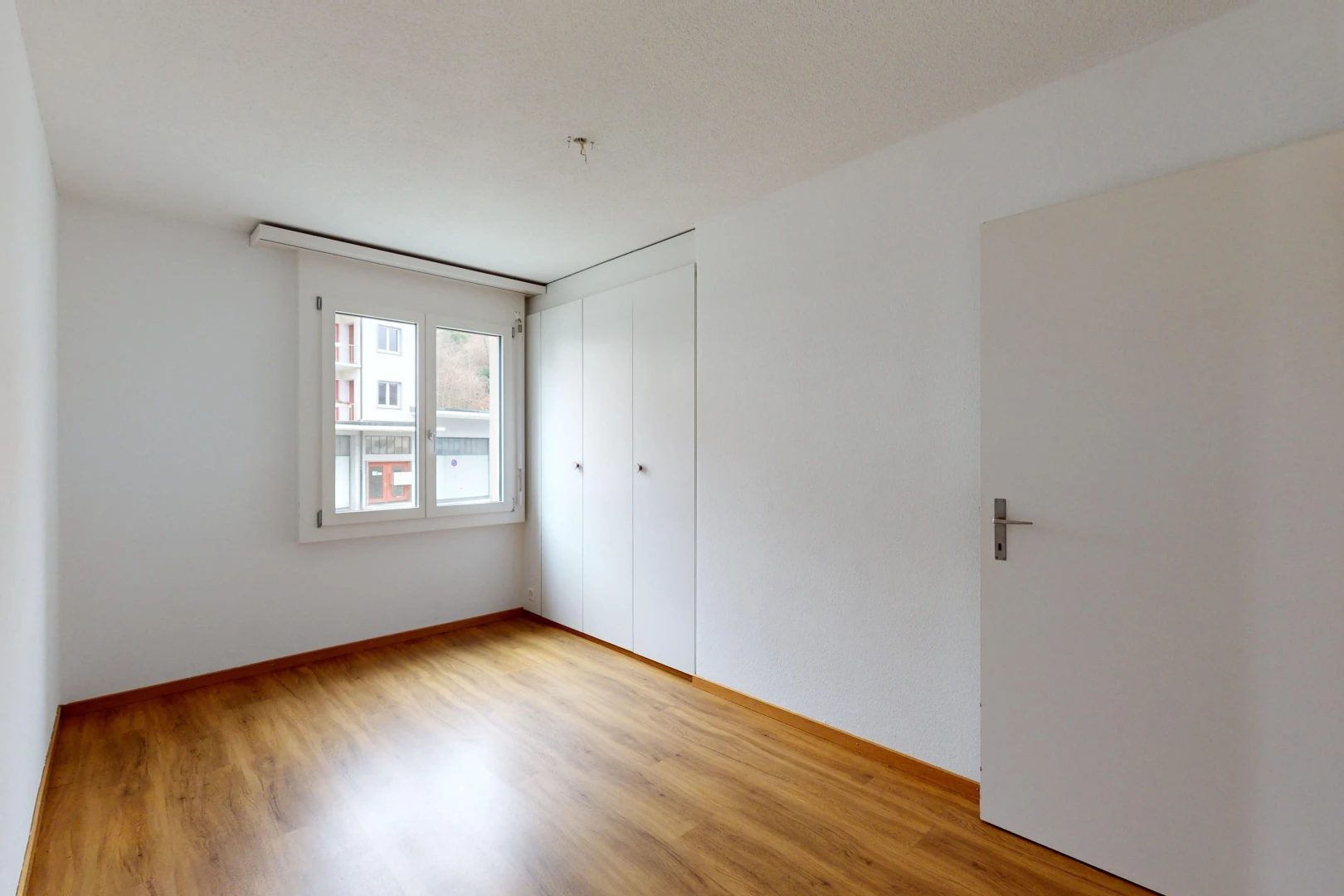 pièce vide avec lumière naturelle et plancher de bois