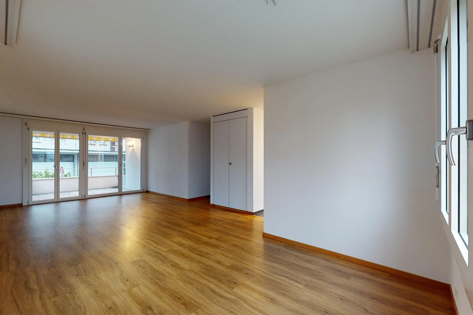 pièce vide avec lumière naturelle et plancher de bois