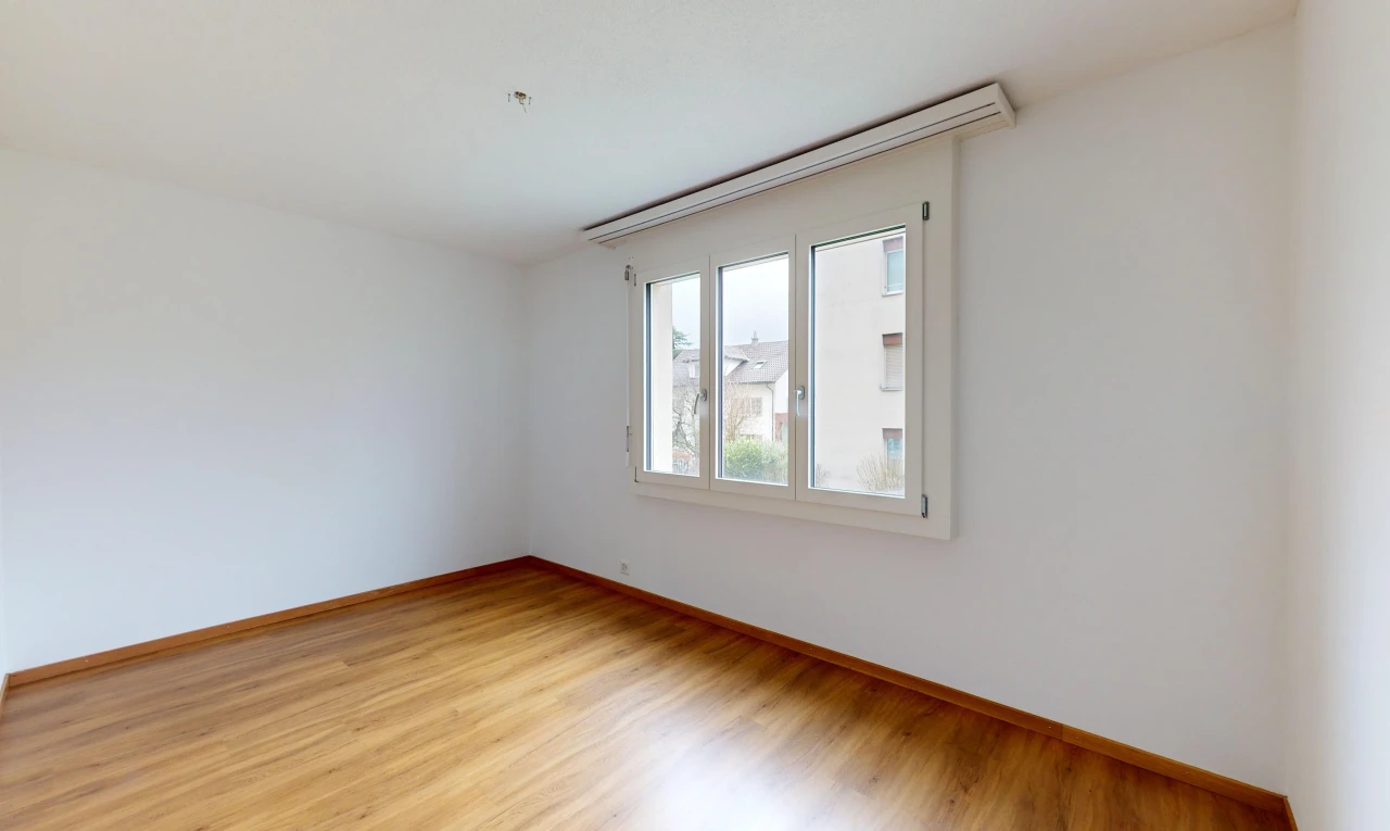 pièce vide avec lumière naturelle et plancher de bois