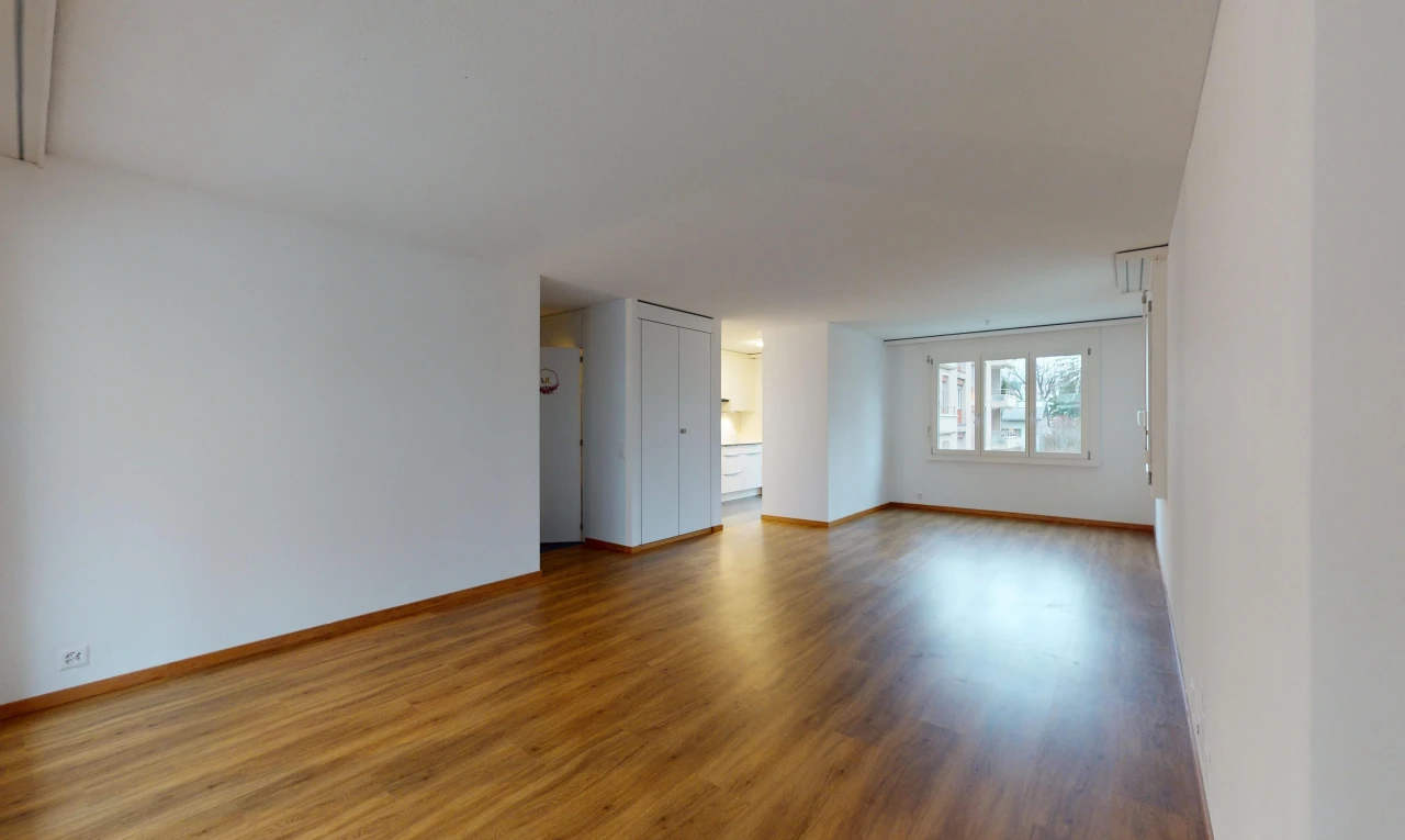 pièce vide avec plancher de bois et lumière naturelle