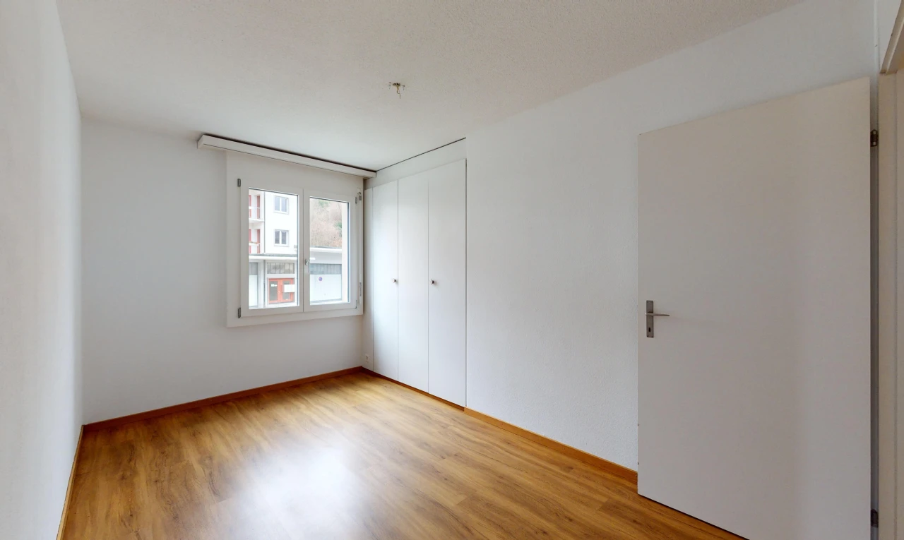 pièce vide avec lumière naturelle et plancher de bois